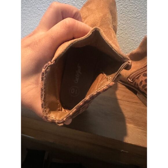 NWOT Cat & Jack Tan with Leopard Design Size 10 - Picture 2 of 9